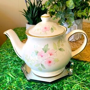 Sadler, vintage floral tea pot, EUC read description